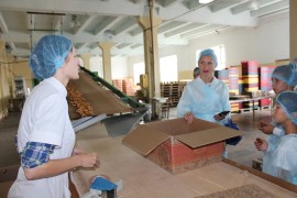 Для детей и активистов ТОС организовали экскурсию на завод по производству печенья (58)